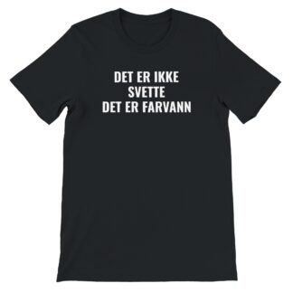 «Det er ikke svette det er farvann» – svart t-skjorte med hvitt trykk på brystet, sett forfra