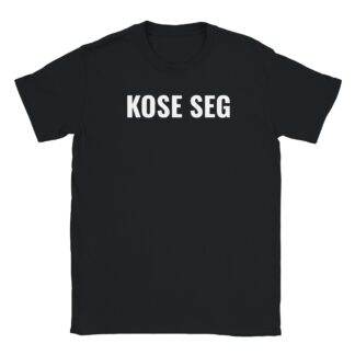 «Kose seg» – svart t-skjorte med hvitt trykk på brystet, sett forfra