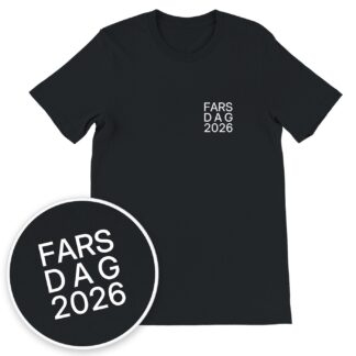 «Fars dag 2026 (museumsutgaven)» – svart t-skjorte med lite, stablet FARS DAG 2026-merke på venstre bryst, med forstørret nærbilde av trykket i en sirkel