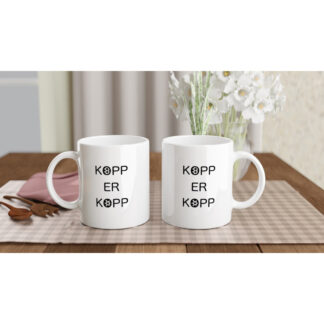 «Kopp er kopp» – to hvite kaffekopper med motivet på frokostbordet